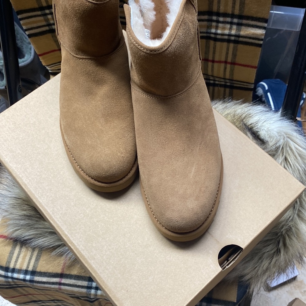 Ugg - Picture 9 of 9